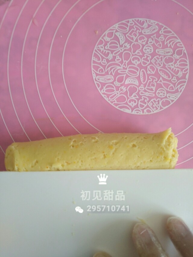 意式经典——弗洛伦萨饼干,用刮板把面团折叠按压。