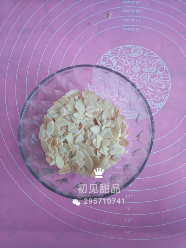 意式经典——弗洛伦萨饼干,在等待的过程中,我们需要把杏仁酱的材料准备一下。先称好配方中的<a style='color:red;display:inline-block;' href='/shicai/ 2451'>杏仁片</a>。