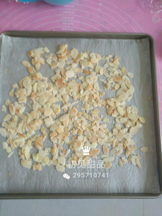 意式经典——弗洛伦萨饼干,把杏仁片平铺在烤盘中。