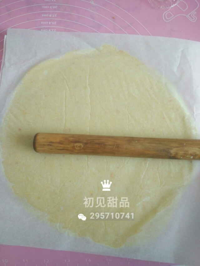 意式经典——弗洛伦萨饼干,擀平面团,大约0.5毫米左右,不要太厚,因为我们这个面团烤的过程中会膨胀。