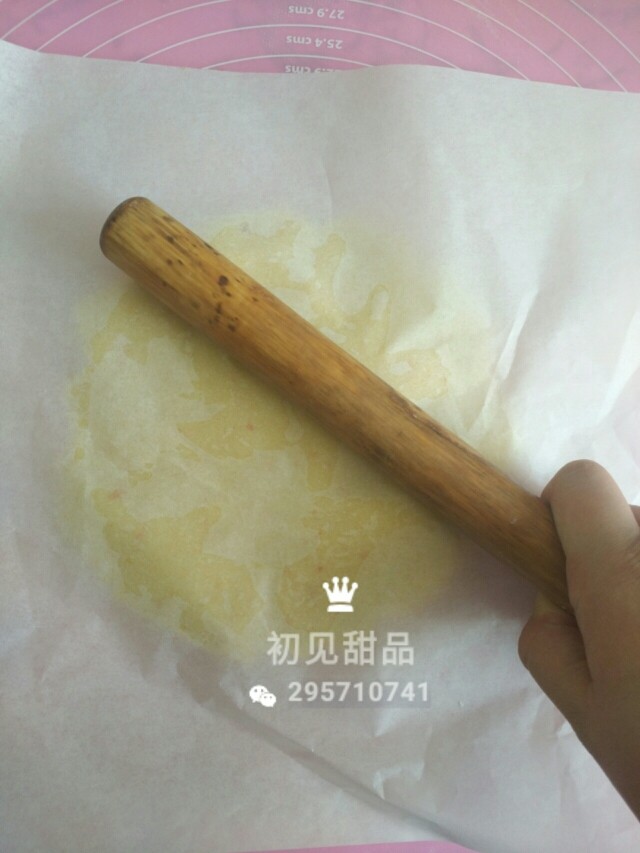 意式经典——弗洛伦萨饼干,拿出刚才冷藏的面团,已经比较硬了,我们用擀面杖按压,一定是按压,不可以马上擀压!切记!