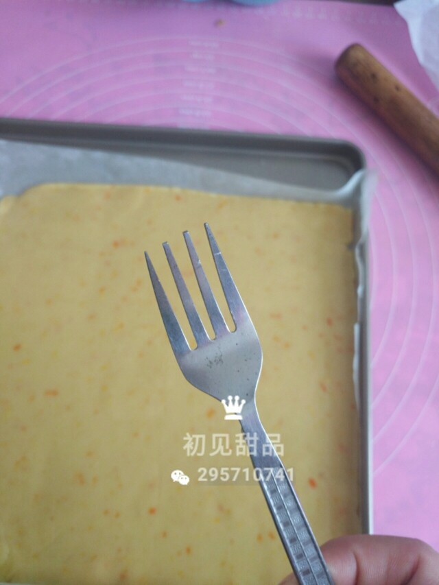 意式经典——弗洛伦萨饼干,把面团放入烤盘中,擀成正方形或者长方形。这些步骤需要大家耐心操作。准备一把小叉子。