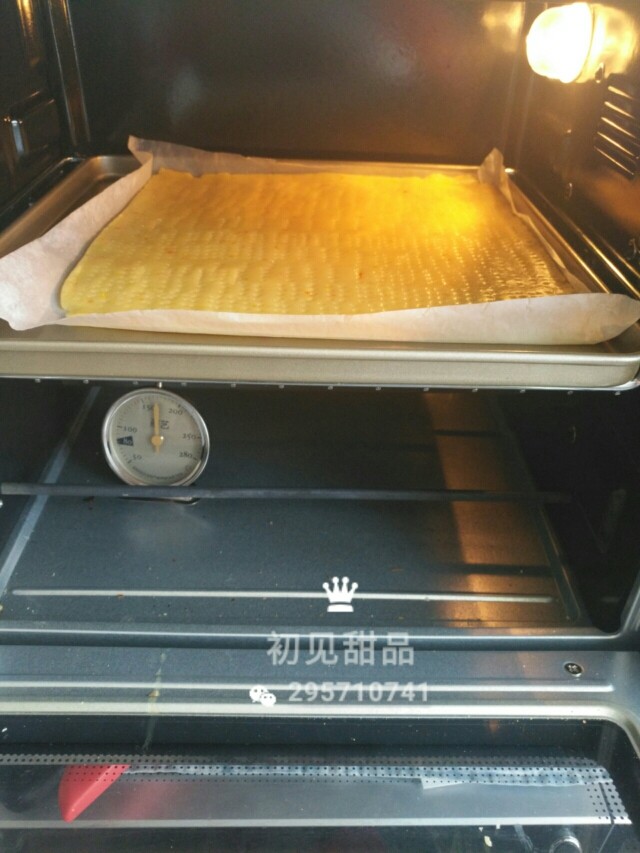 意式经典——弗洛伦萨饼干,烤箱提前预热上下火170度,放中层,烤10分钟拿出(半熟)。