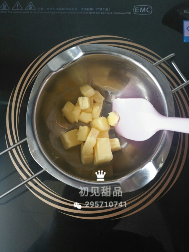 意式经典——弗洛伦萨饼干,这时候我们把一开始称好的黄油隔水融化。