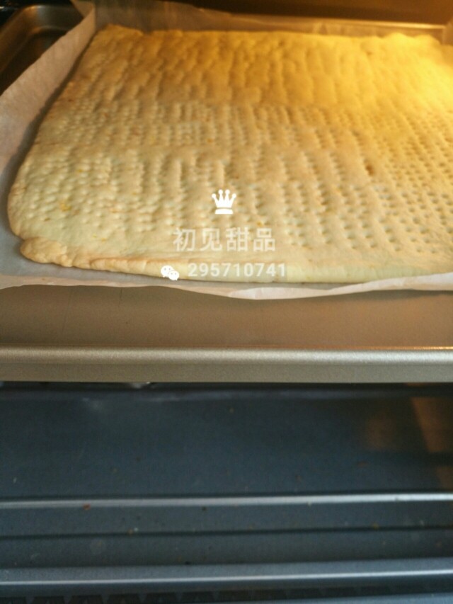 意式经典——弗洛伦萨饼干,熬好杏仁酱,我们的饼干底也差不多半熟了。它的底是硬的,表面还有些软可以轻轻按压测试。