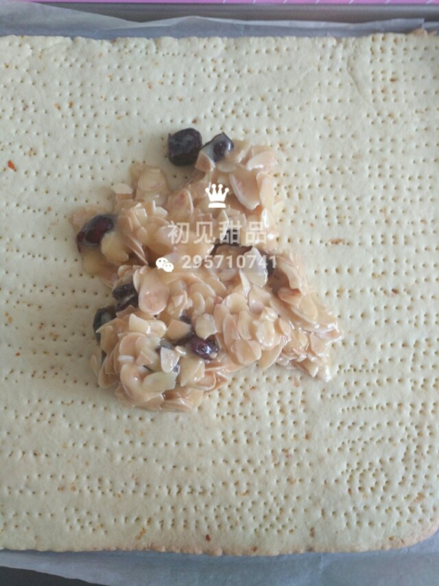 意式经典——弗洛伦萨饼干,烤箱不要关火。把熬好的杏仁酱铺在饼底上,用刮刀抹匀。放入烤箱中继续烤10分钟。