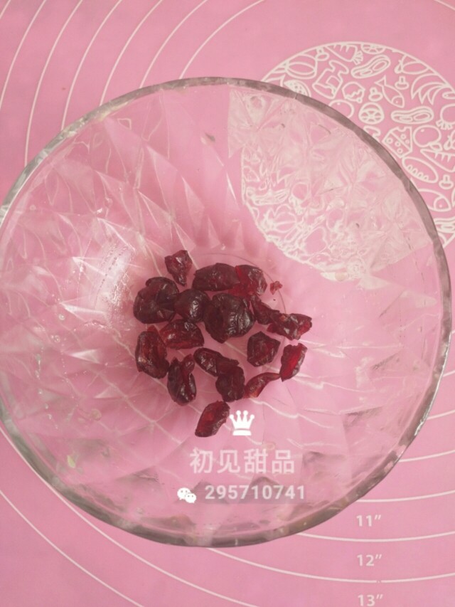 意式经典——弗洛伦萨饼干,准备<a style='color:red;display:inline-block;' href='/shicai/ 109174'>蔓越莓干</a>。
