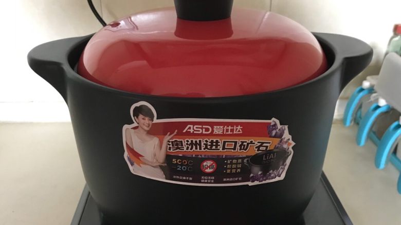 杂蔬牛尾汤,盖上锅盖,大火烧开后小火慢慢煨制4个小时
