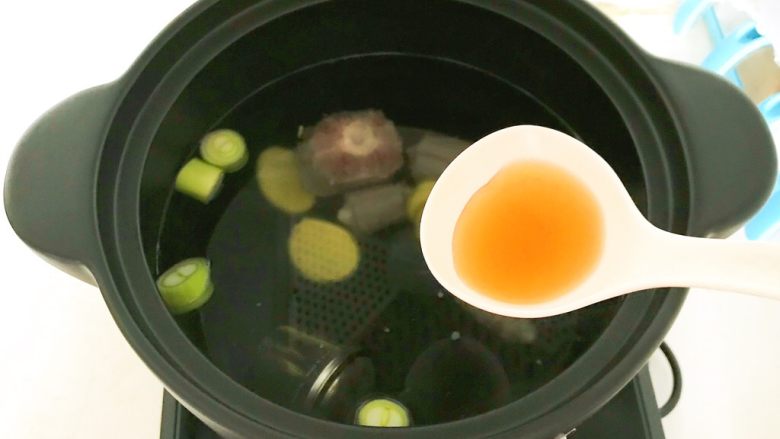 杂蔬牛尾汤,加入1勺<a style='color:red;display:inline-block;' href='/shicai/ 718'>料酒</a>,调匀