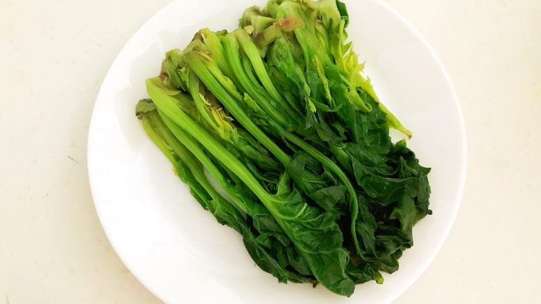 杂蔬牛尾汤,菠菜焯好后用冷水过凉,攥干水份备用