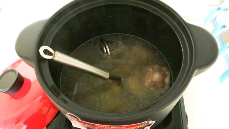 杂蔬牛尾汤,牛尾熟了,牛尾肉很酥烂