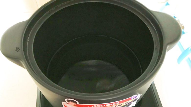 杂蔬牛尾汤,砂锅加入开水,水量是2000ml左右