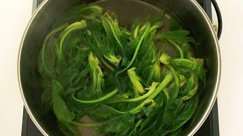 杂蔬牛尾汤,锅里加入冷水,烧开后加入几滴大豆色拉油,加入少许精盐,加入菠菜,焯水1分钟