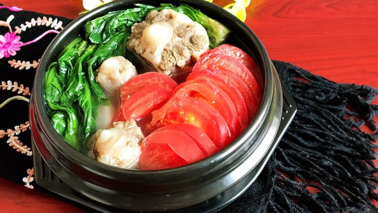 杂蔬牛尾汤,杂蔬牛尾汤鲜香适口,营养丰富~