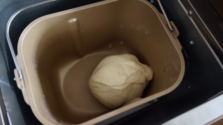 红豆面包棍,面团揉好后,在面包桶上盖上一块湿润的布,再盖上面包机盖,室温下发酵50分钟左右。