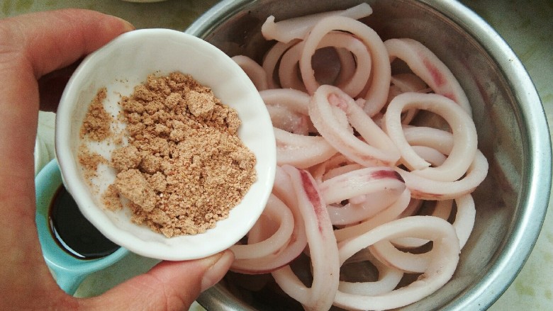 砂锅版黄金鱿鱼圈,外酥里嫩,酸甜可口。,加入腌肉料。