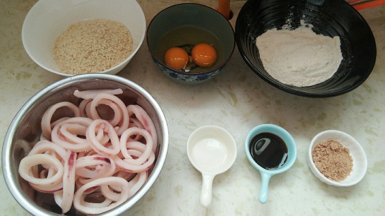 砂锅版黄金鱿鱼圈,外酥里嫩,酸甜可口。,所有材料准备完毕。