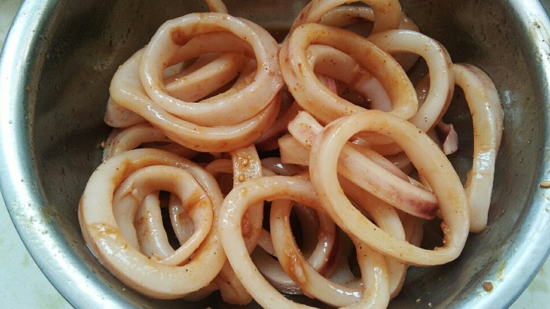 砂锅版黄金鱿鱼圈,外酥里嫩,酸甜可口。,最后加入<a style='color:red;display:inline-block;' href='/shicai/ 788'>生抽</a>,然后用筷子搅拌均匀,腌制15分钟以上。