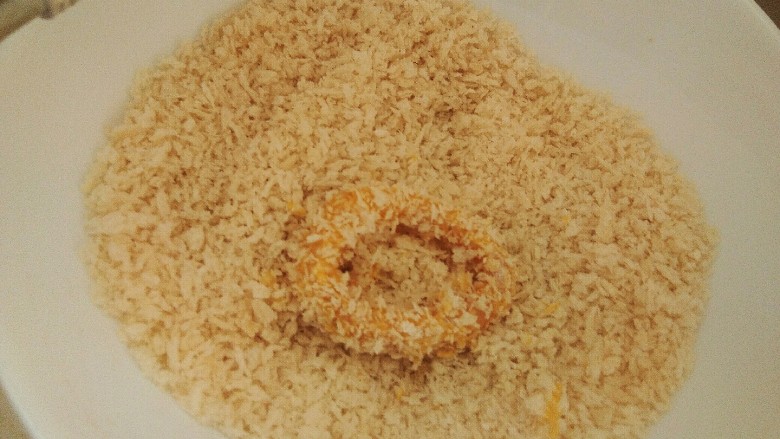 砂锅版黄金鱿鱼圈,外酥里嫩,酸甜可口。,最后裹上<a style='color:red;display:inline-block;' href='/shicai/ 588'>面包糠</a>。