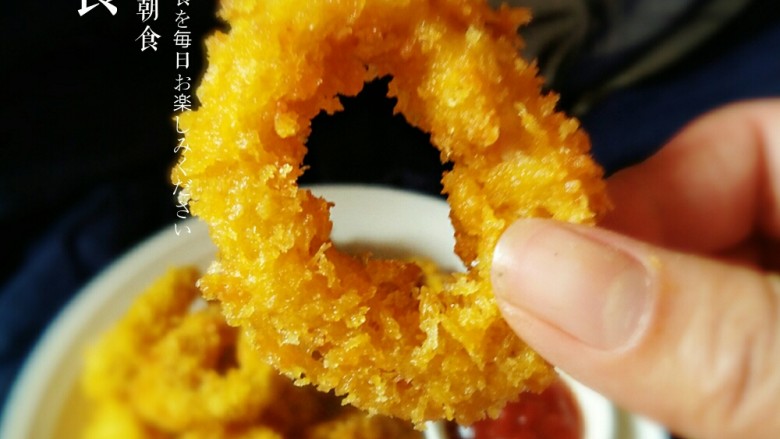 砂锅版黄金鱿鱼圈,外酥里嫩,酸甜可口。,最后装在盘子里,在找个小碟子放上番茄酱,就可以实用了。