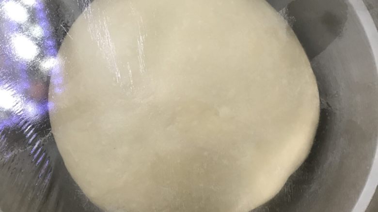 荷香茯茶奶茶吐司,取出整圆放入盆里盖上保鲜膜,送进发酵箱温度在28度