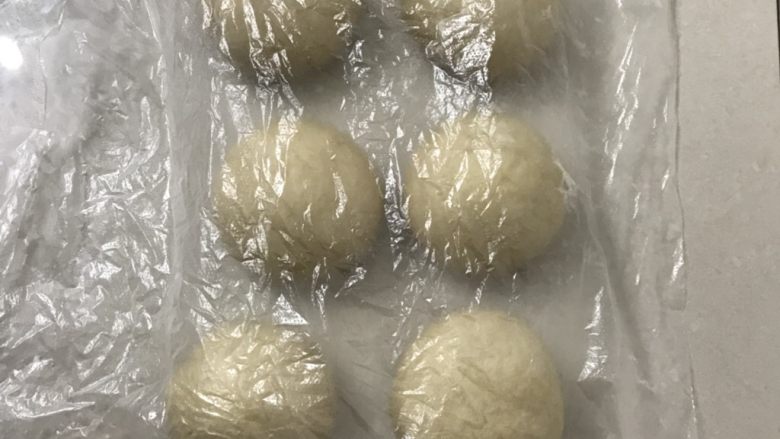 荷香茯茶奶茶吐司,揉圆盖上保鲜膜松弛15一20分钟