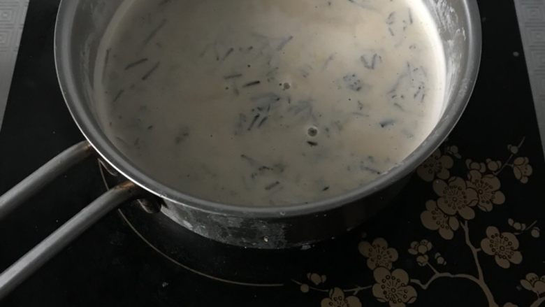 荷香茯茶奶茶吐司,电磁炉大火烧开后转小火5分钟(小心满出来哦)