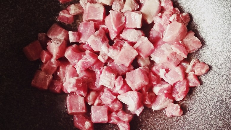 蒜子牛肉,热锅放油,放入<a style='color:red;display:inline-block;' href='/shicai/ 216'>牛肉</a>煸炒