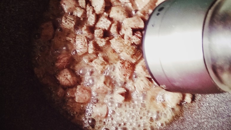 蒜子牛肉,研磨一点黑胡椒,汤汁不要收的太干,留一点即可