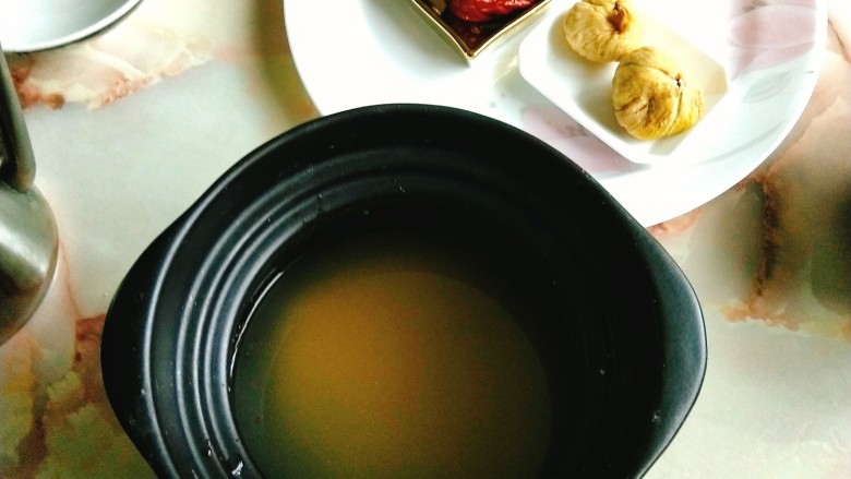 无花果小米粥,淘洗后的小米加入砂锅,加入适量水,根据喜欢粥的浓稠度调整用水量