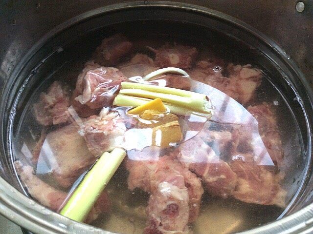 菌类料理+隔水炖猴头菇香菇排骨汤,取锅倒入适量清水放入排骨,葱姜,<a style='color:red;display:inline-block;' href='/shicai/ 718'>料酒</a>,焯水,把血水煮干净