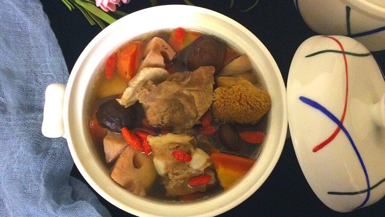 菌类料理+隔水炖猴头菇香菇排骨汤,营养丰富,味道鲜美的炖汤好了