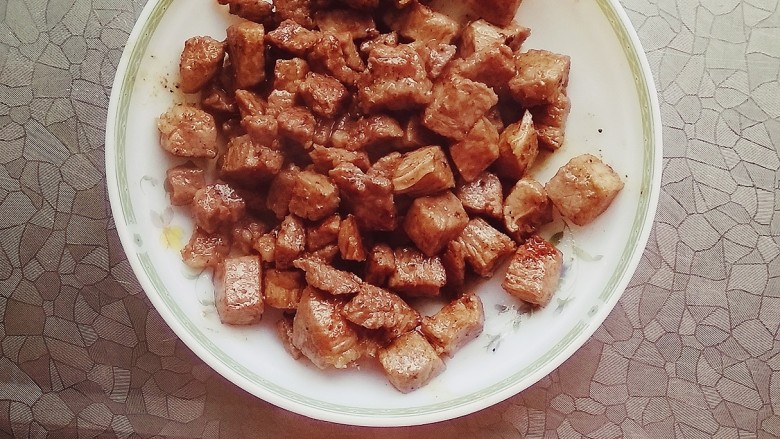 蒜子牛肉,牛肉炒的微微发黄即可,盛入盘中备用