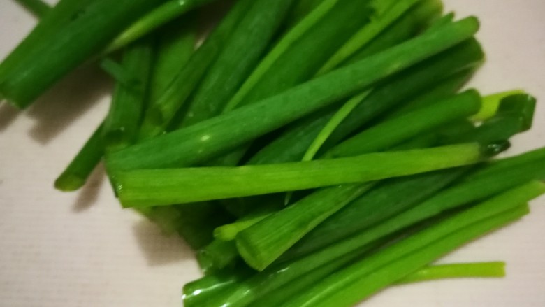 葱油拌面,切成长段,长度为两节手指的长度。