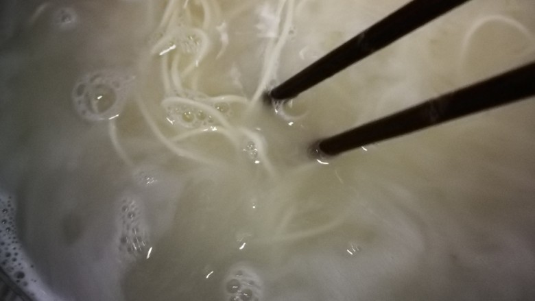 葱油拌面,水开后下面,盖上盖煮滚后开盖倒入冷水一碗,再次煮开捞出面。