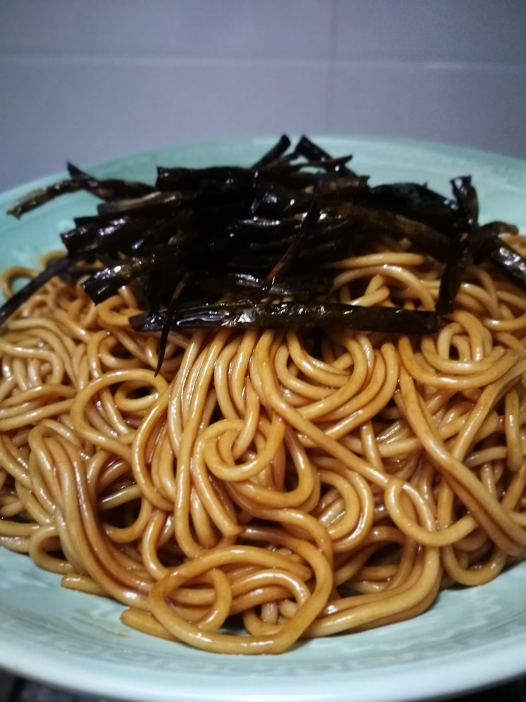 葱油拌面,表面倒上之前的葱花就大功告成了,不夸张地说此时我的鼻子已经被葱油香快控制不住几几了😝😍