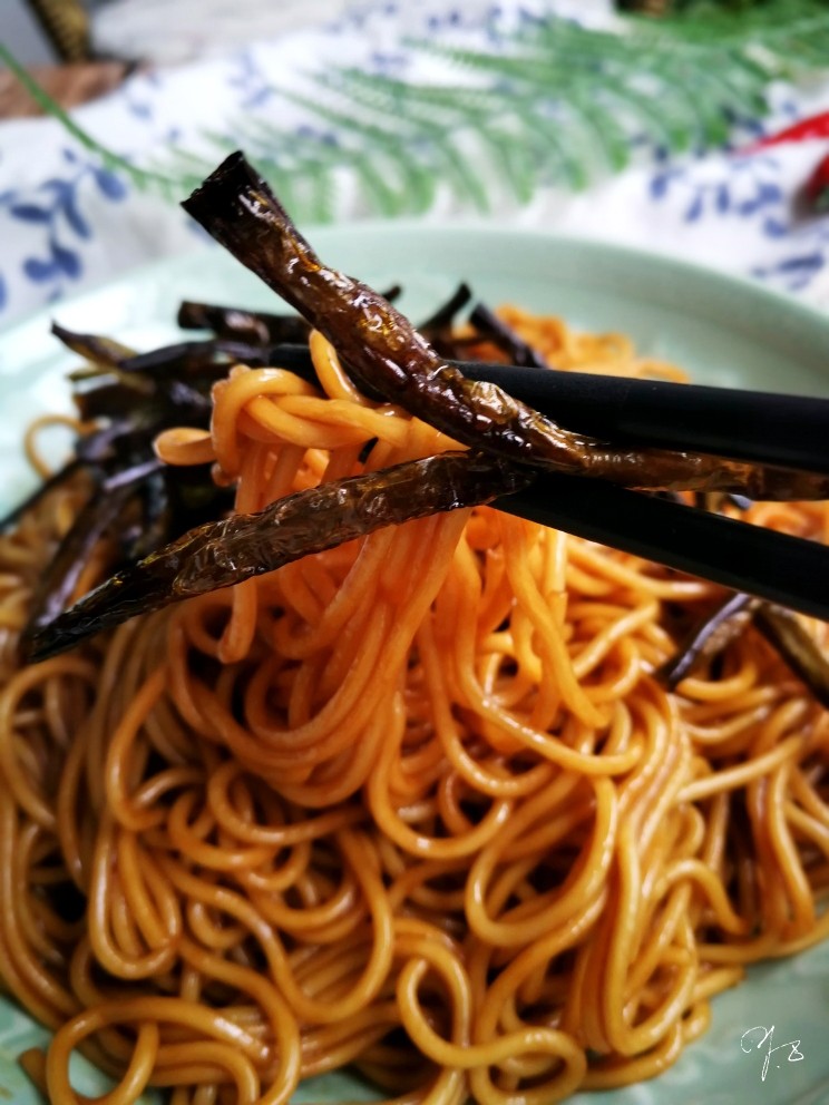 葱油拌面,赶紧下筷送进嘴里,哇欧,连焦脆的葱都好吃到飞起来啊👍😍