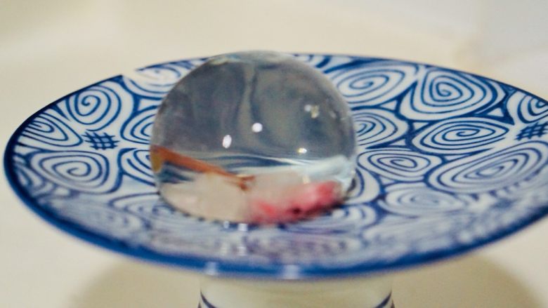 日料,改良版樱花水信玄饼,这种是平底的,但是平底的花瓣就会在底下,尽量还是用球体