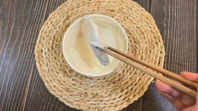 香炸小黄鱼,小黄鱼裹上面糊(面糊厚点为佳)
