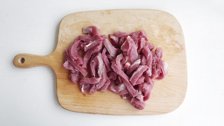 糖醋里脊肉,食材处理:里脊肉清洗干净切成小段备用