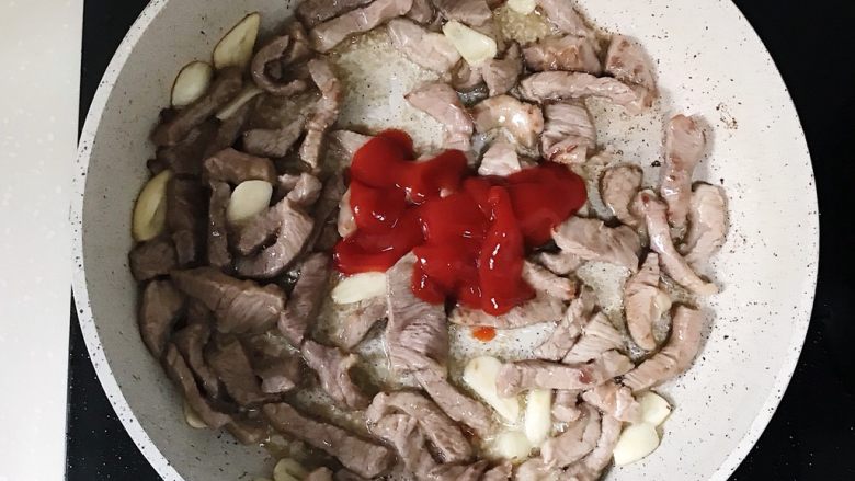 糖醋里脊肉,倒入适量番茄沙司(可根据个人口味加多加少)