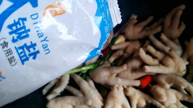 卤鸡脚,加点盐