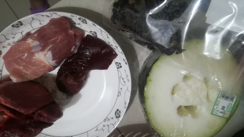木耳冬瓜汤,材料准备好,肉不用这么多的