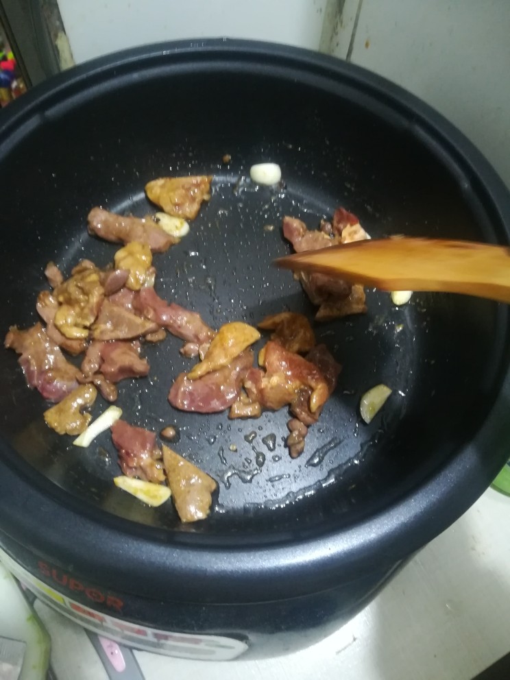 木耳冬瓜汤,热锅,放油,放蒜片,炒香,下肉炒