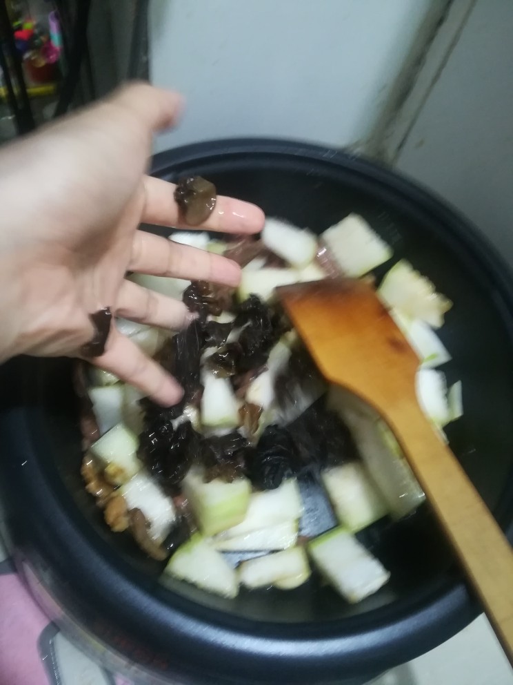 木耳冬瓜汤,木耳捞起来,丢进锅里,炒