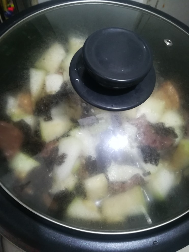 木耳冬瓜汤,盖上盖子,煮
