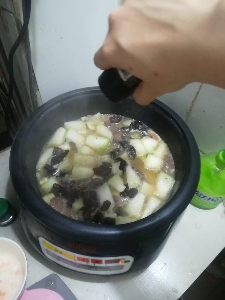 木耳冬瓜汤,撒胡椒粉,我那个是杂椒粉