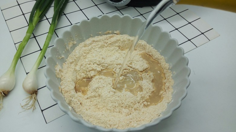 煎饼果子,再加少许的清水,先用筷子搅拌,再用手动打蛋器搅拌均匀