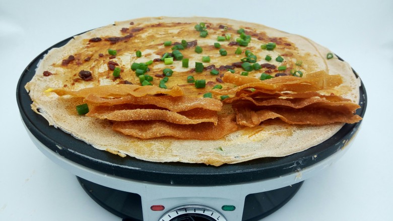 煎饼果子,加煎好的馄饨脆皮,还有肉松、家里没有的可以不放,铺上<a style='color:red;display:inline-block;' href='/shicai/ 121'>生菜</a>