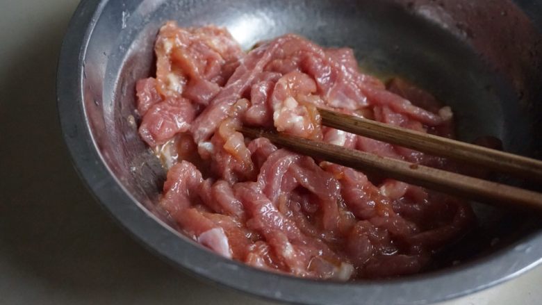 粉丝腐竹焖节瓜,瘦肉用油、盐、糖和生粉调味,生粉不可缺,这样炒出来的肉才滑。
